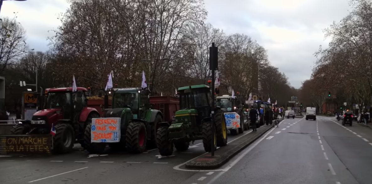Agricultores Franceses em Revolta: Estradas Bloqueadas, Gritos por Justiça!