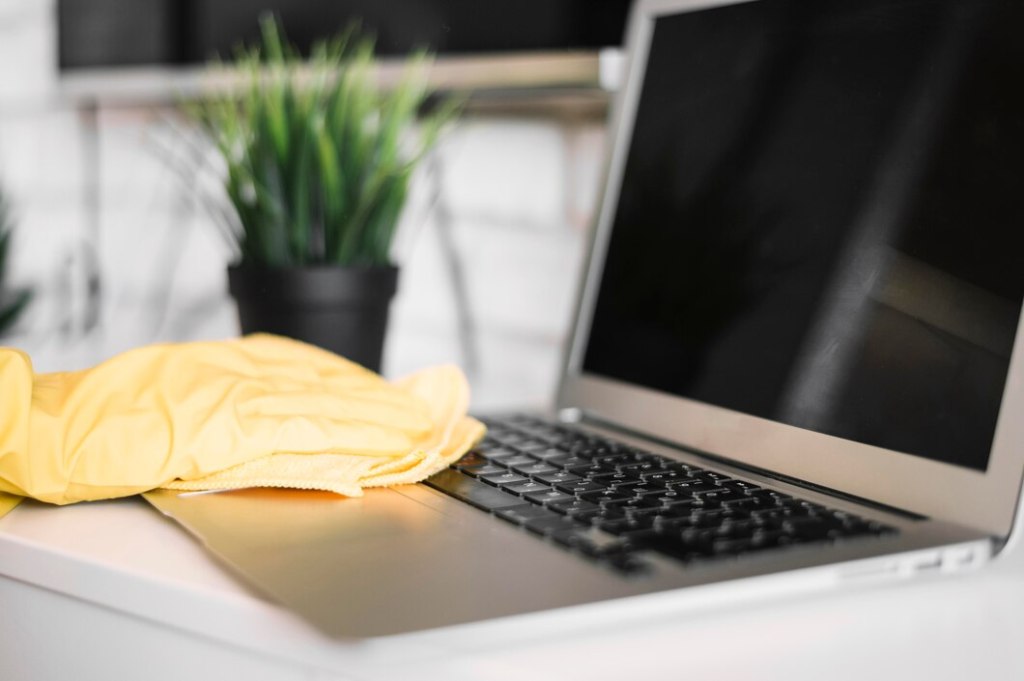 4 maneiras de limpar tela de notebook sem riscar e sem deixá-la fosca