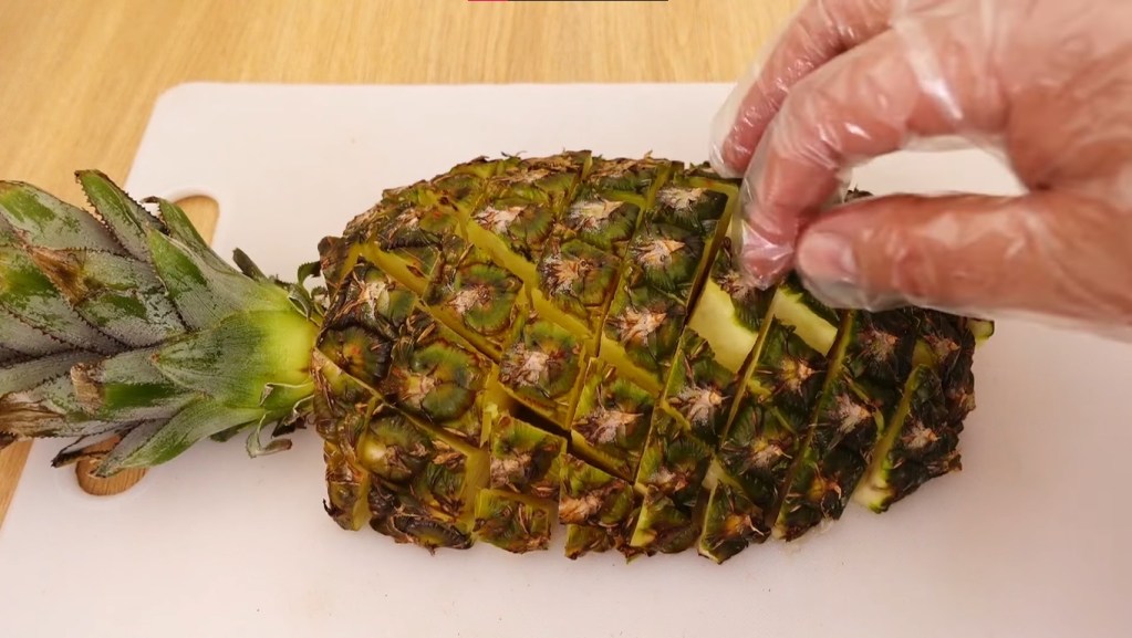 Como cortar abacaxi da forma mais inteligente e fácil