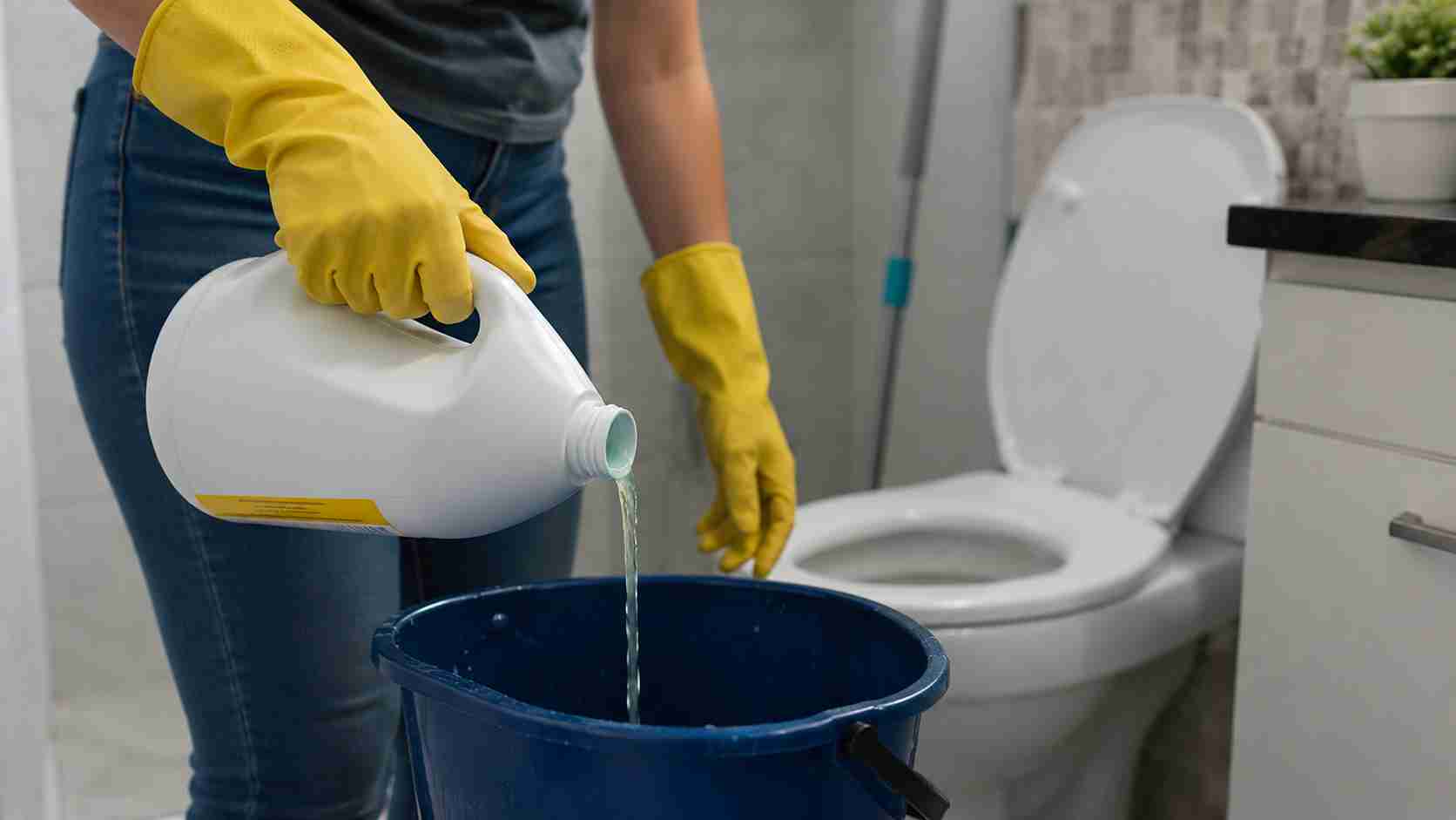 5 erros que você pode estar cometendo ao usar água sanitária que diminuem completamente o poder da limpeza