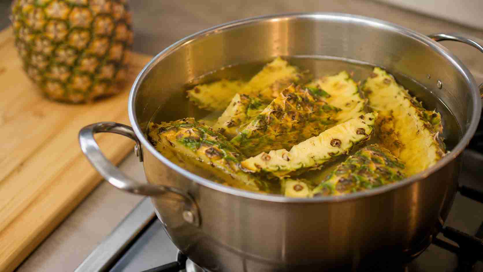 Casca de abacaxi na panela: por que muitas pessoas deixaram de descartá-la e passaram a preparar chá com esse ingrediente