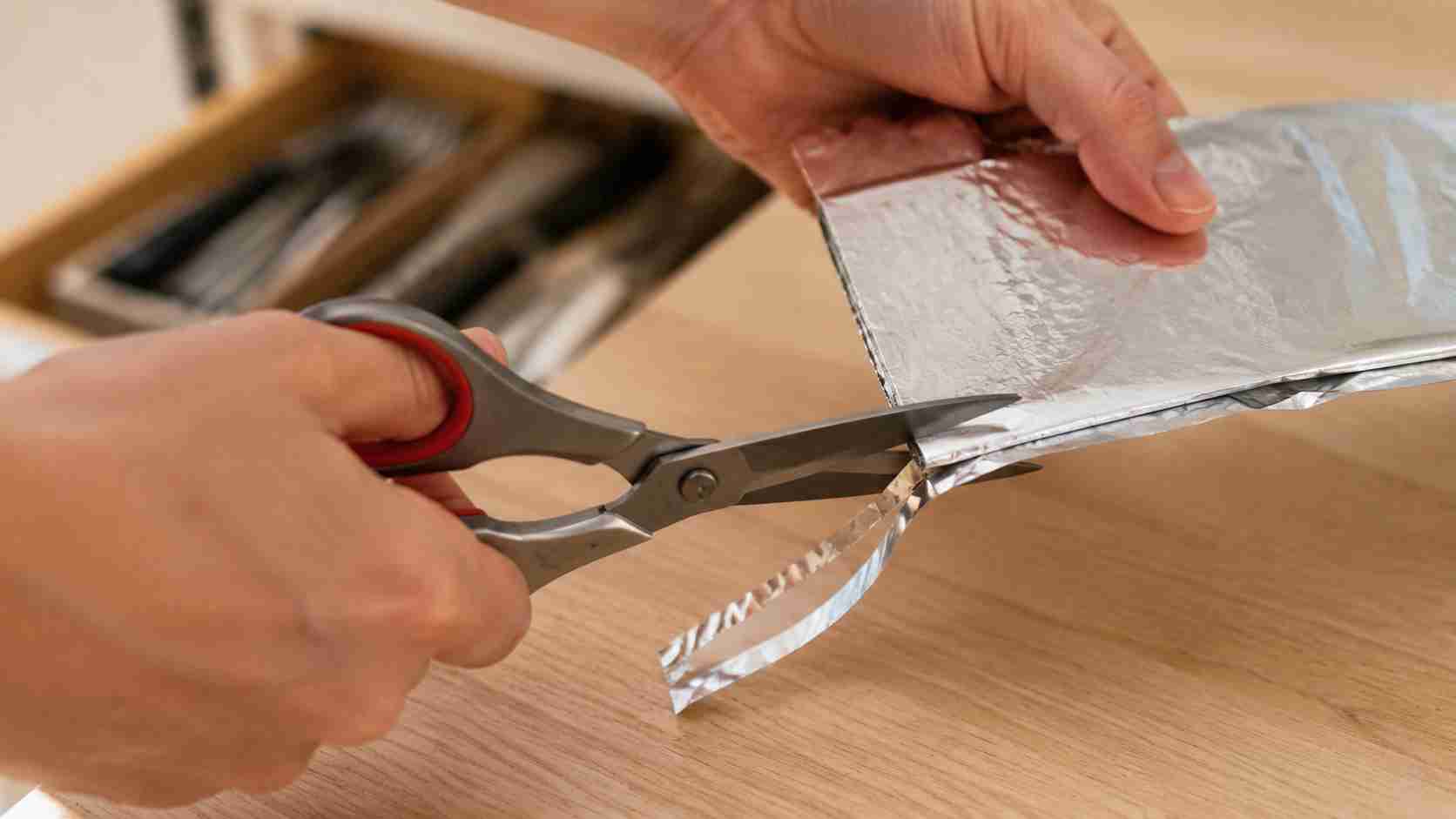 Por que algumas pessoas ainda usam tesoura para cortar papel-alumínio antes de guardá-la